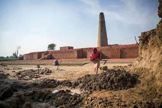 Bonded labour at a Pakistani brick kiln